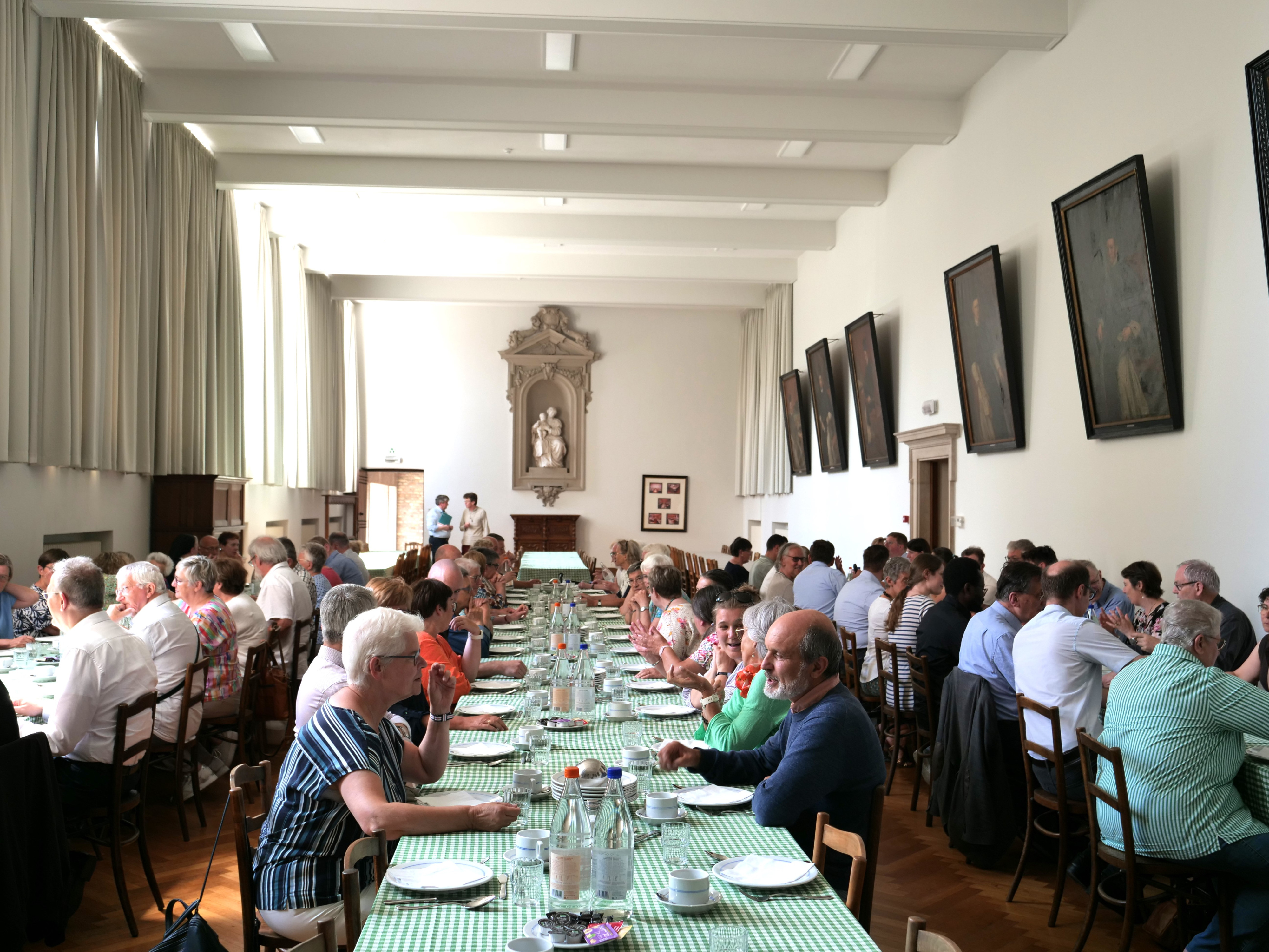 's Middags aten de deelnemers samen