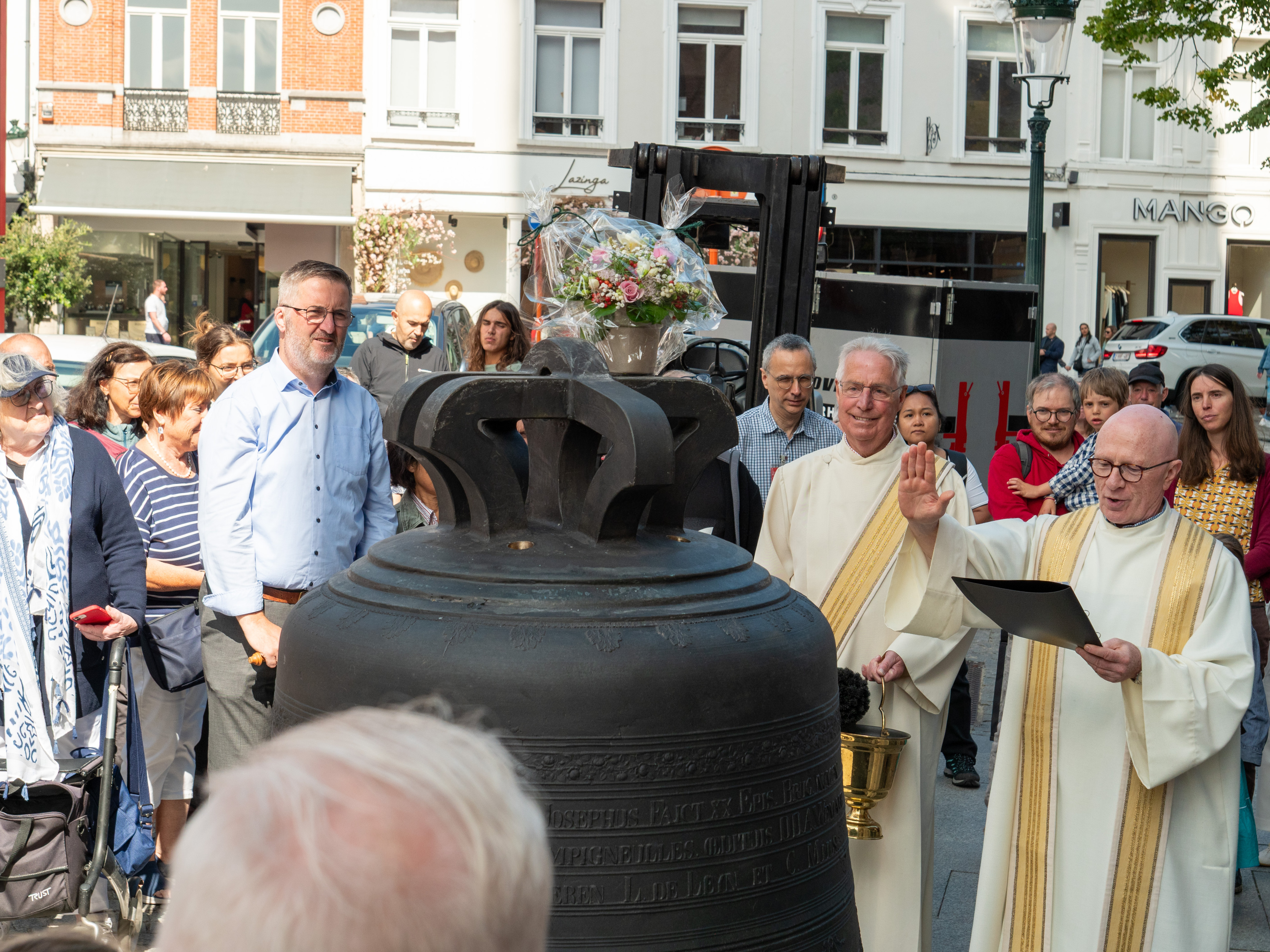 Deken Lieven spreekt een zegen uit over de klok