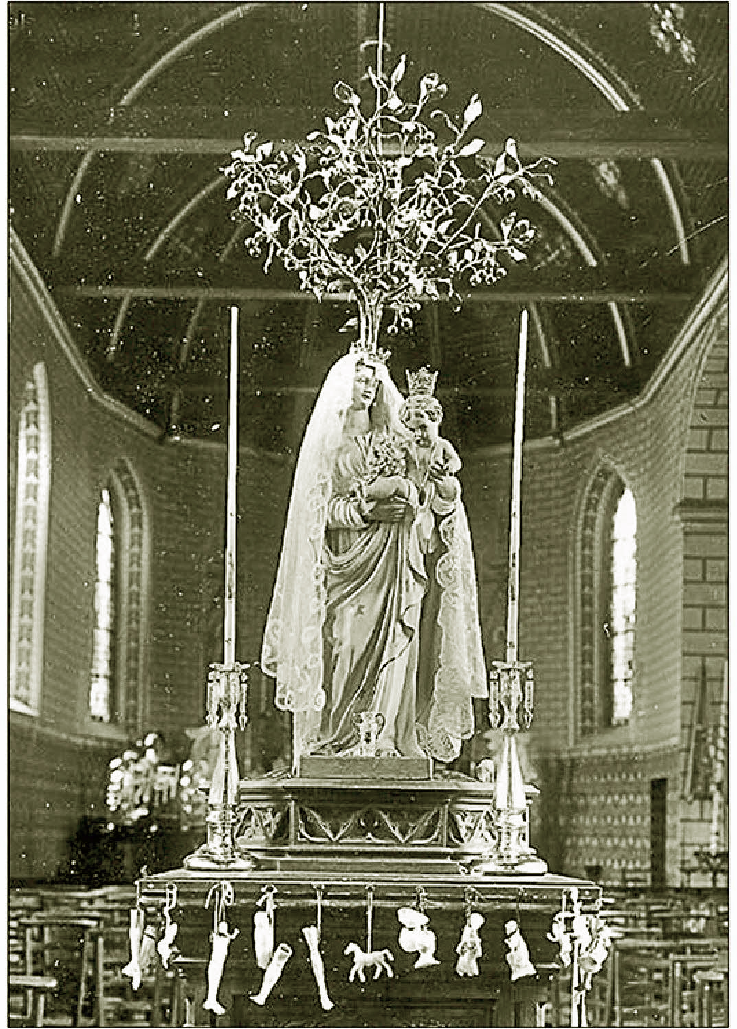 Het beeld van O.L. V. van Kerselare in haar volle glorie centraal in de Kapel