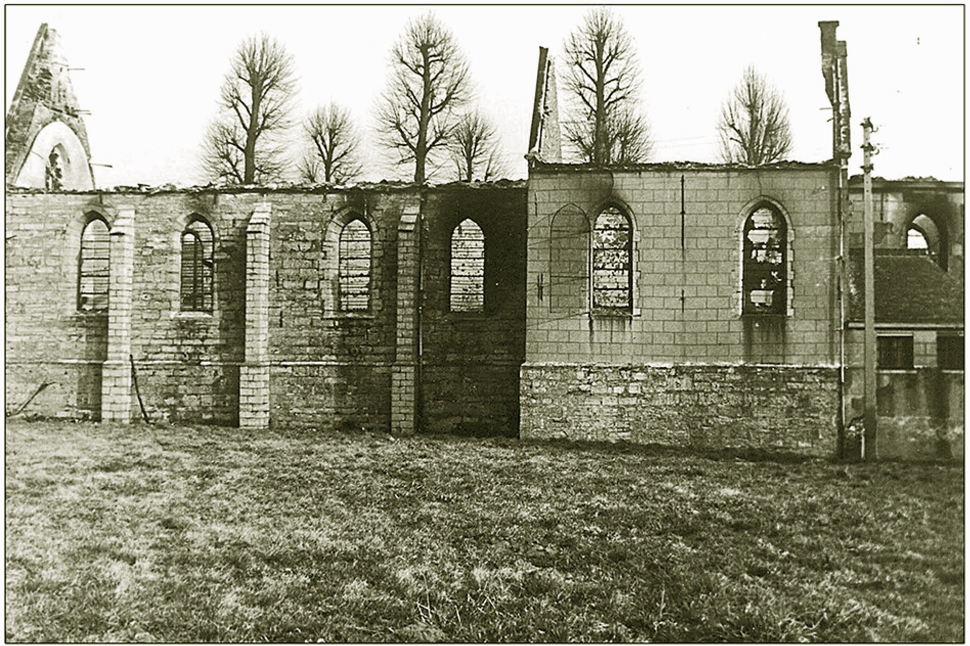 's Anderendaags werd de godslamp opgegraven van onder het puin, terwijl de volgende dagen vele gelovigen een bezoek brachten aan de geteisterde kapel.