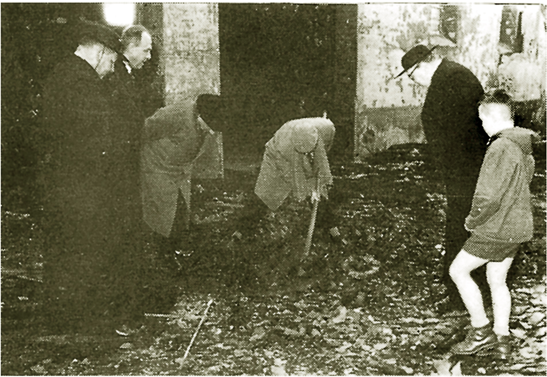 E.H. Deken R. Willems - Mr Jozef Thienpont - X - X - E.H. A. Hye Pastoor van Pamele - Rik Van den Abeele: buurjongen