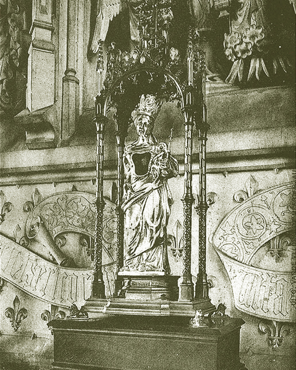 Het Miraculeus Beeld in zilveren schrijn geplaatst in 1763