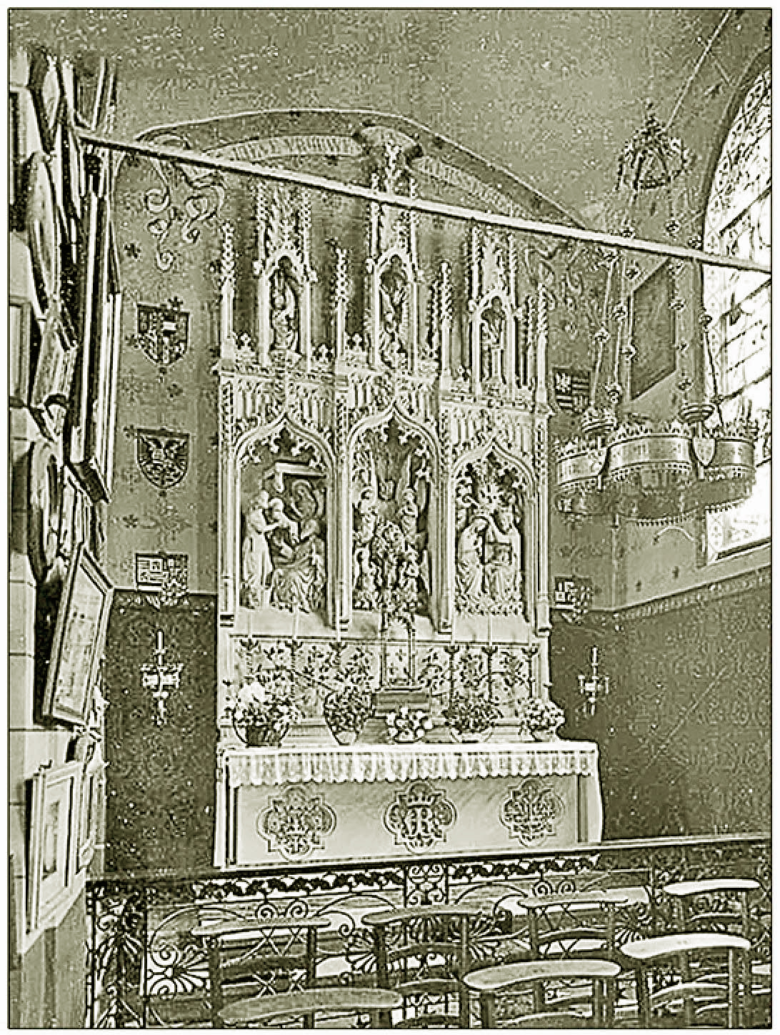 Altaar O.L.V. van Kerselare in 1868 in de zijbeuk (vorige kleinere kapel) Let op de veranderde decoratie