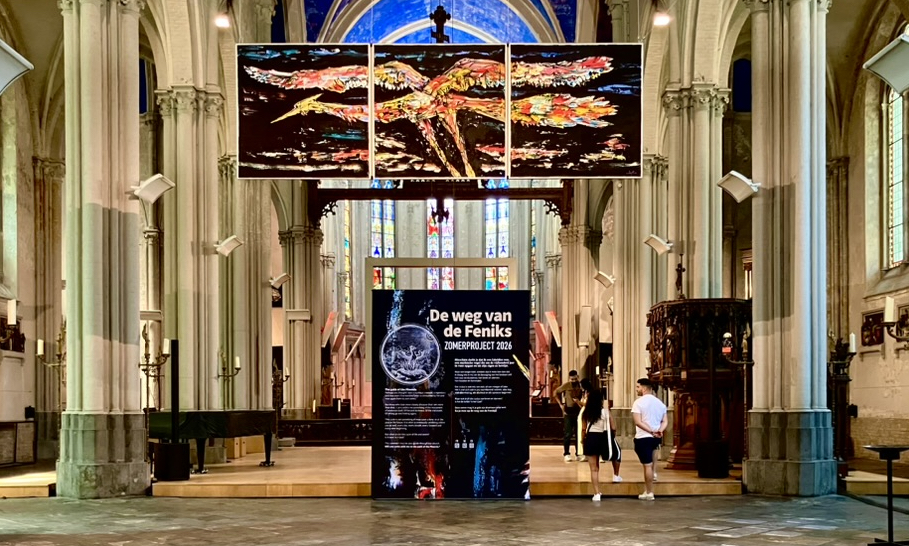 De grote afbeelding van een feniks springt bij het binnenkomen van de kerk meteen in het oog. De weg van de feniks