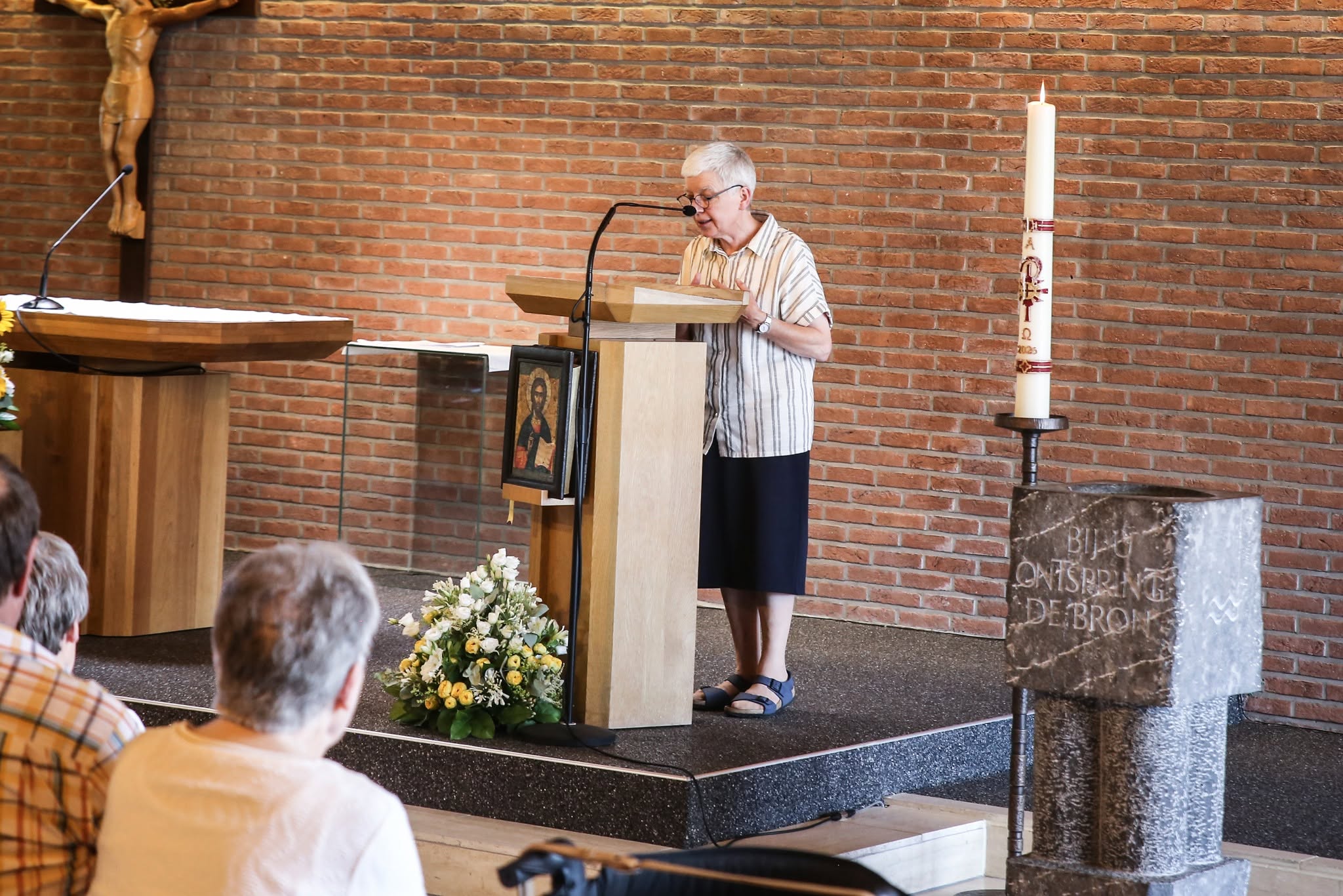 Carina Aerts, provinciale overste van de zusters van Don Bosco. Carina Aerts aan de lezenaar in de aanstellingsviering.