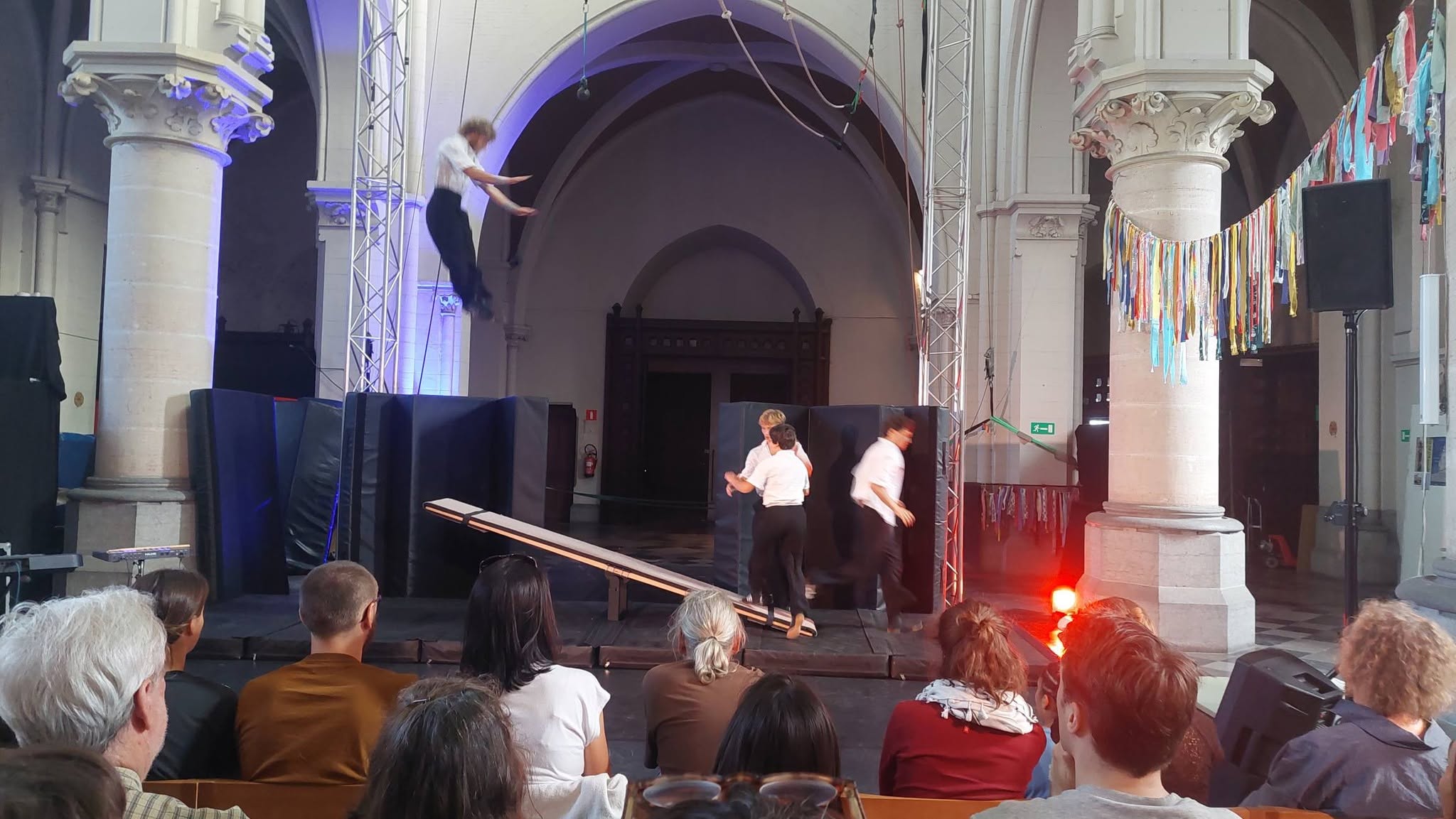 Buurtverenigingen gebruiken de Sint-Amanduskerk in Antwerpen-Noord voor allerlei activiteiten zoals een circusvoorstelling.