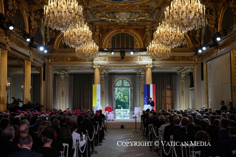 President Macron geeft paus Leo een warm welkom. 'Laïciteit is niet de ontkenning van religie', zegt hij.