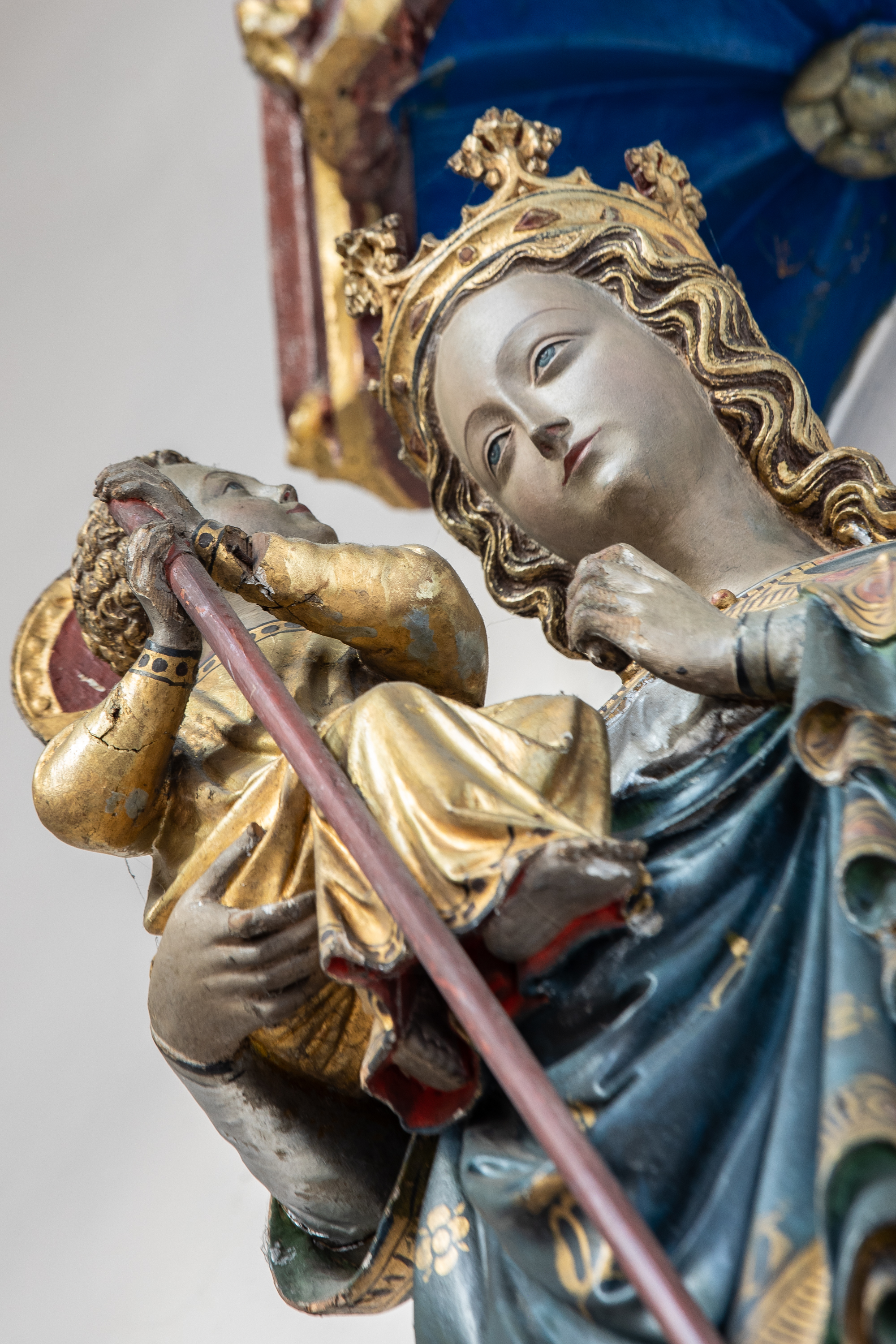 Detail van een Madonna in de Sint-Jozef en Sint-Franciscuskerk Essenbeek. Madonna van nabij gefotografeerd, emotie op het gezicht van Maria.