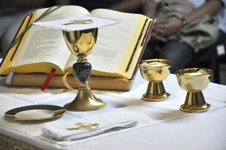 Misintenties Liturgische voorwerpen voor de eucharistieviering, waaronder een miskelk met pateen en het altaarboek.