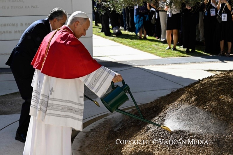 Paus Leo helpt een olijfboompje te planten op het terrein van de UNESCO.