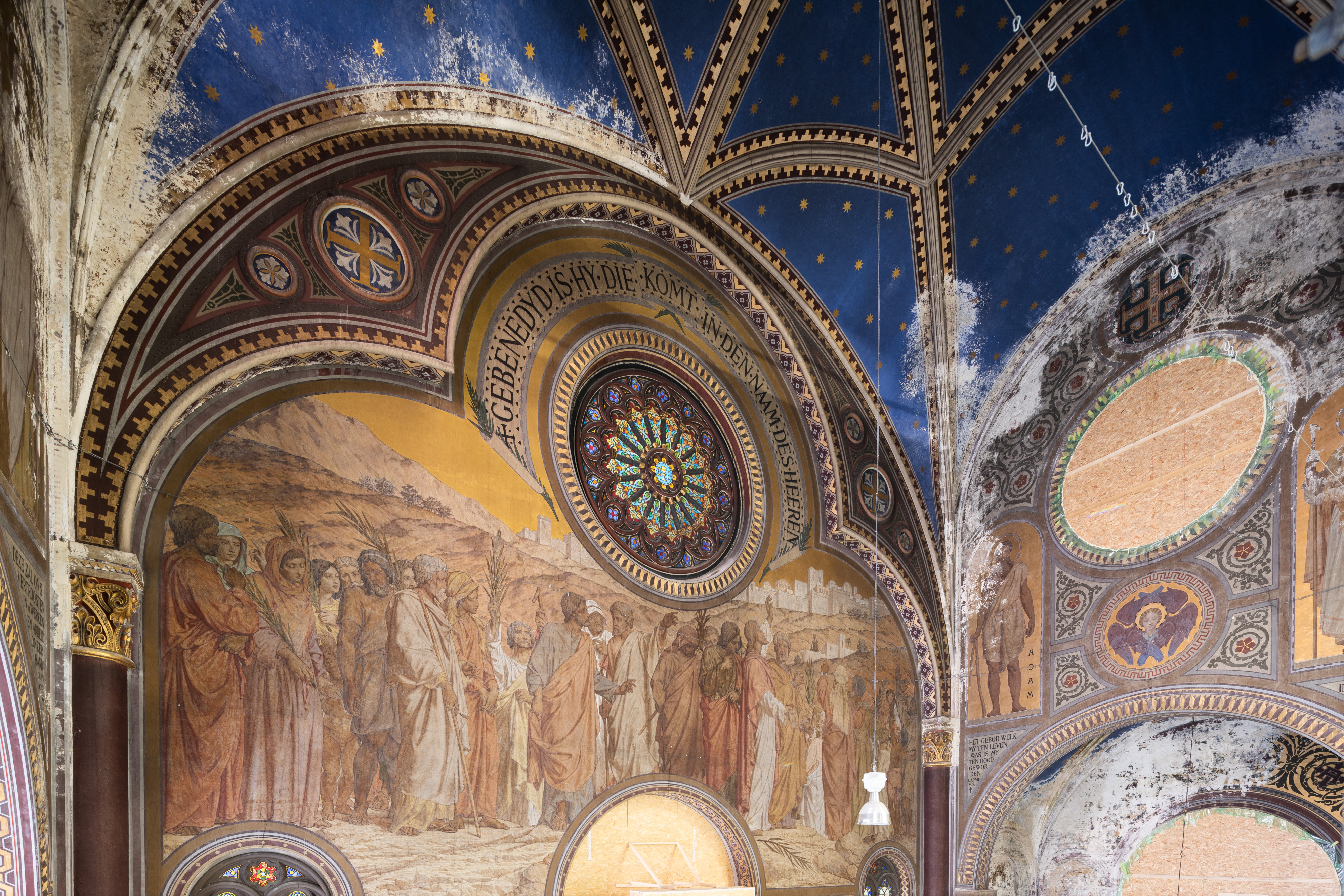 Zicht op de rondbogen in Rundbogenstil, een architecturale mengvorm met onder meer gotische en Byzantijnse elementen.