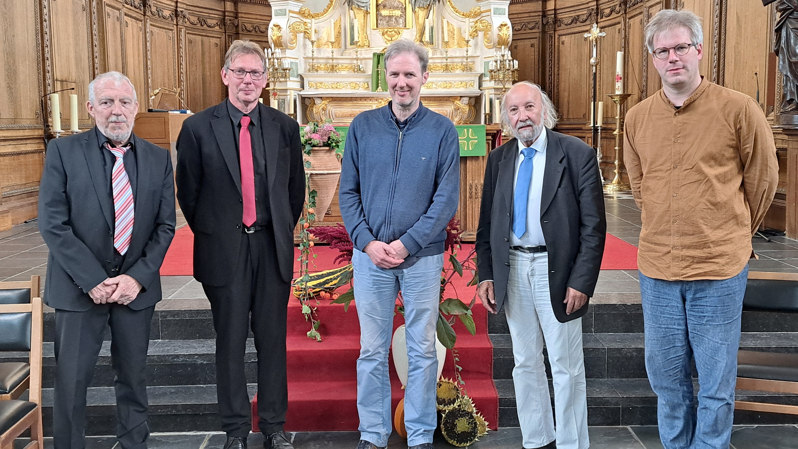 Op de foto herkennen we van links naar rechts de organisten; Hugo Adams, Dirk Vlayen, Bruno Bruyninkx (voorzitter Tiense Orgelkring), Noël Reynders en Edward Vanmarsenille. 