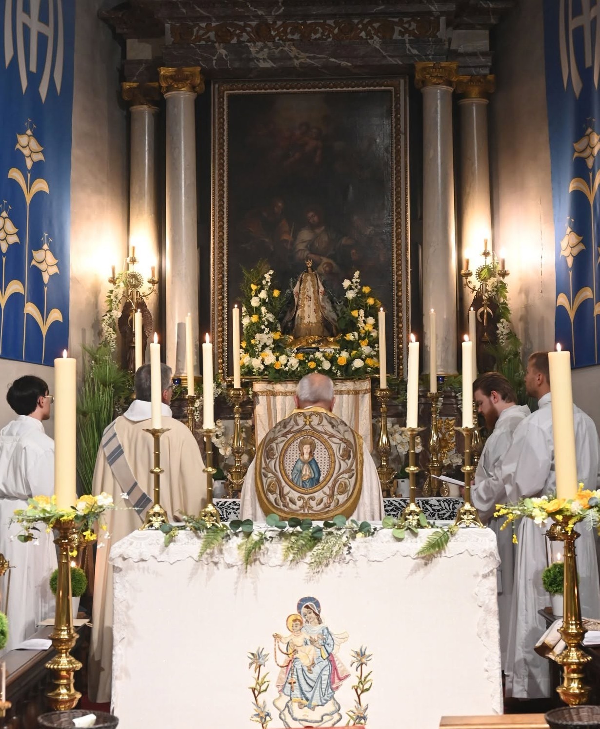 Het altaar tijdens een eucharistieviering in de historische Onze-Lieve-Vrouw-van-de-Ossenwegkapel in Zoutleeuw.
