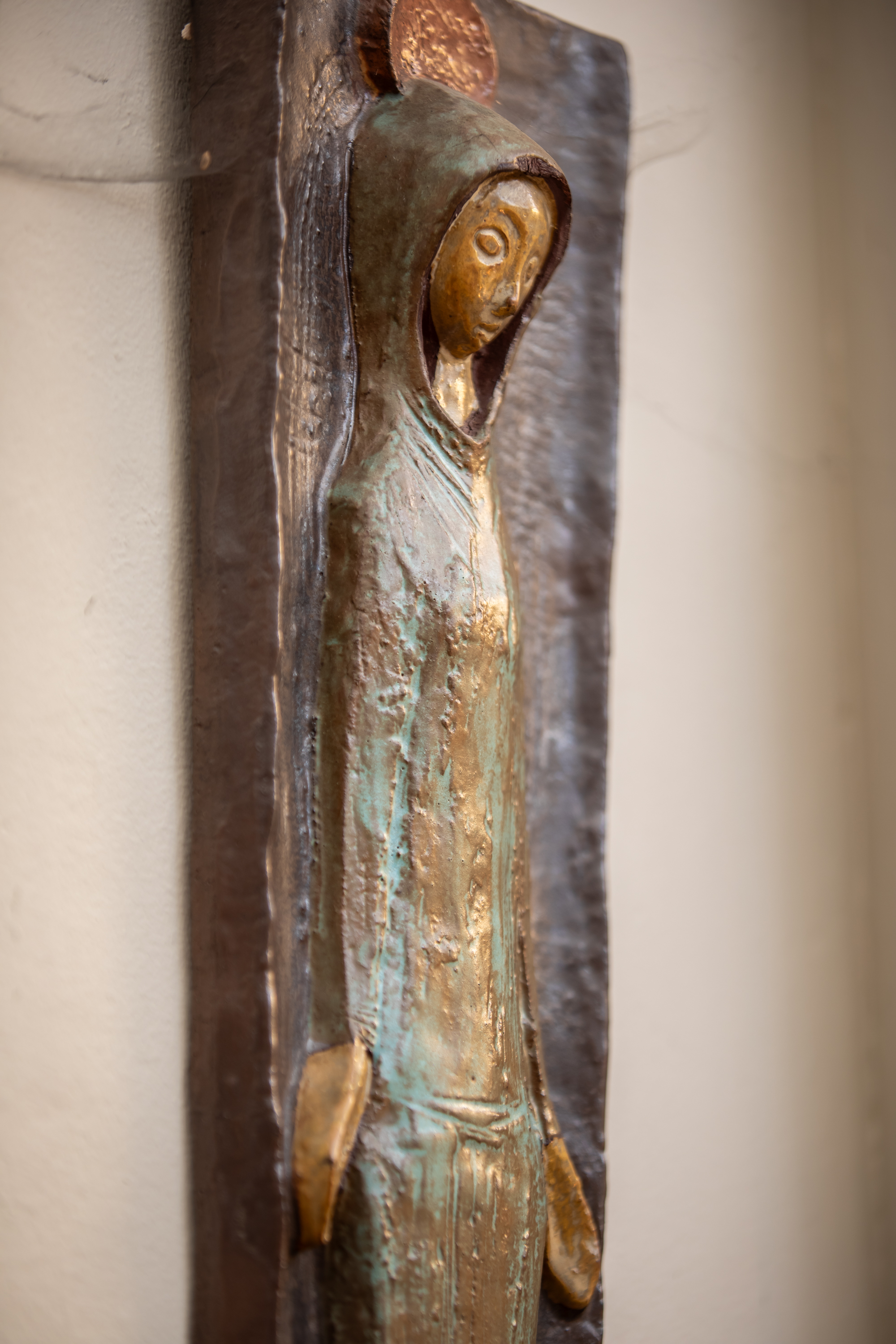 Halfreliëf van een Mariafiguur in keramiek