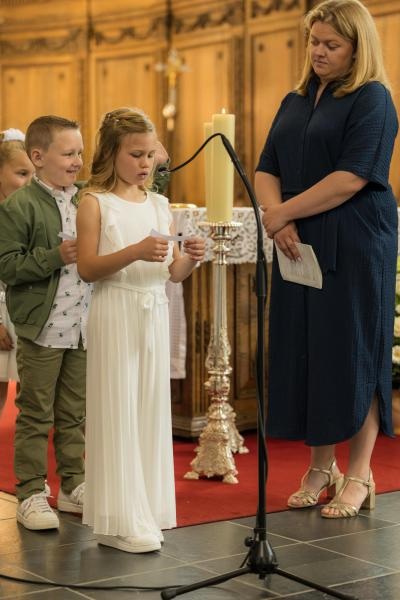 Eerste communie 2026 Een viering van een eerste communie in een kerk.