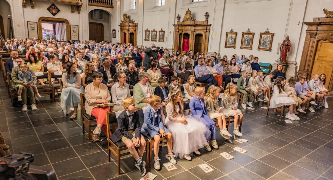 Eerste communie 2026 Een kerkdienst (een eerste communie) in een katholieke kerk.