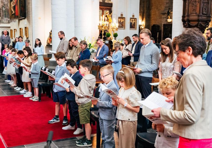 Eerste communie 2026 Een eerste communie of plechtige communie, waarbij kinderen en hun families samenkomen in de kerk.