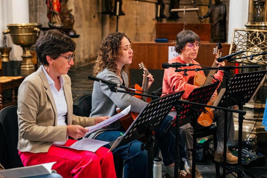 Eerste communie 2026 Een muzikaal gezelschap tijdens de viering.