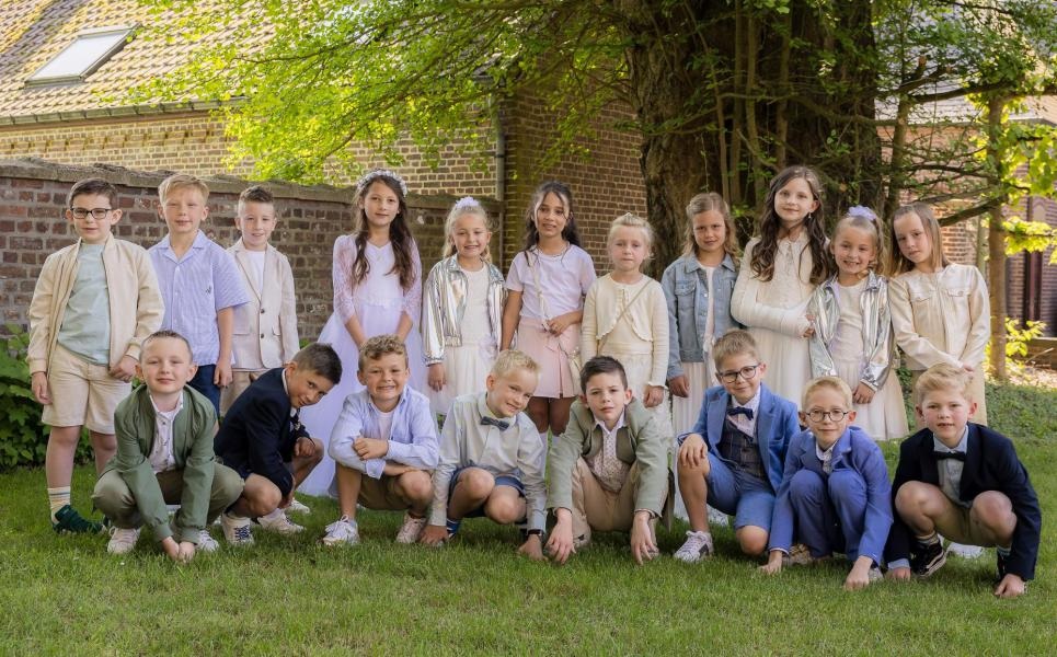 Eerste communie 2026 Een groep kinderen tijdens een eerste communieviering.