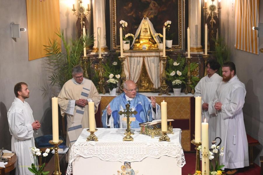 Hemelvaart van de Heer Een eucharistieviering in de Onze-Lieve-Vrouwekapel van de Ossenweg in Zoutleeuw.
