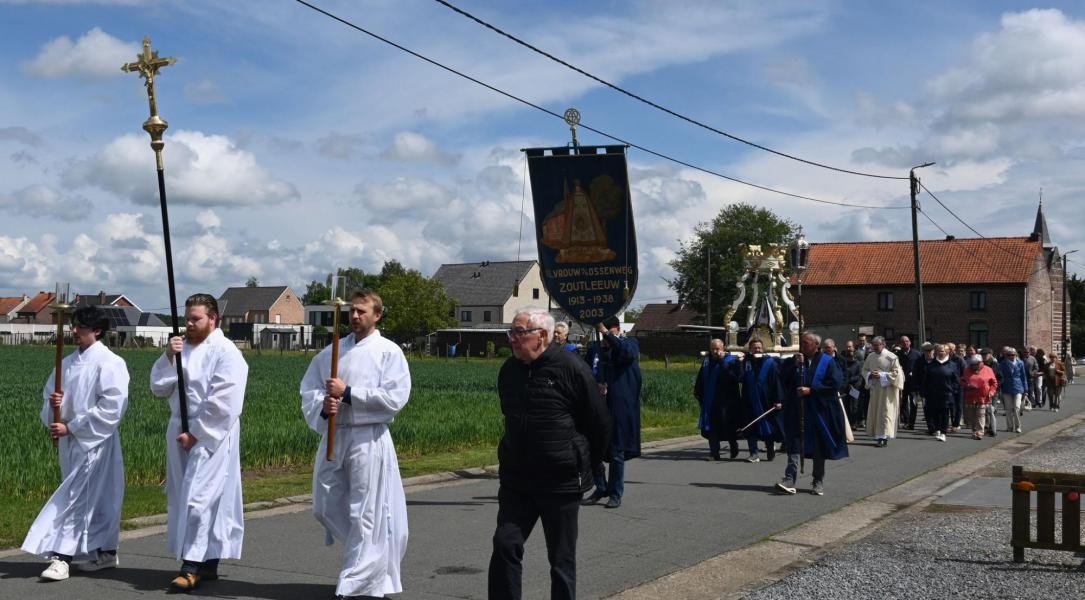 Hemelvaart van de Heer Een religieuze processie in de open lucht, vermoedelijk een traditionele Mariale processie.
