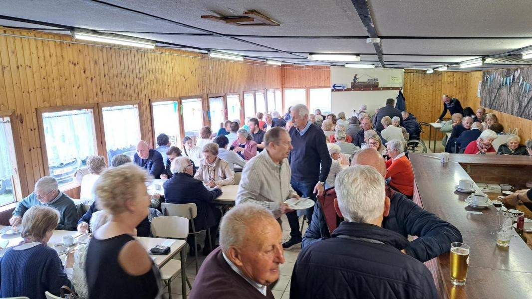 Hemelvaart van de Heer Een gezellig samenzijn van senioren of een verenigingsfeest in een houten kantine of parochiezaal.
