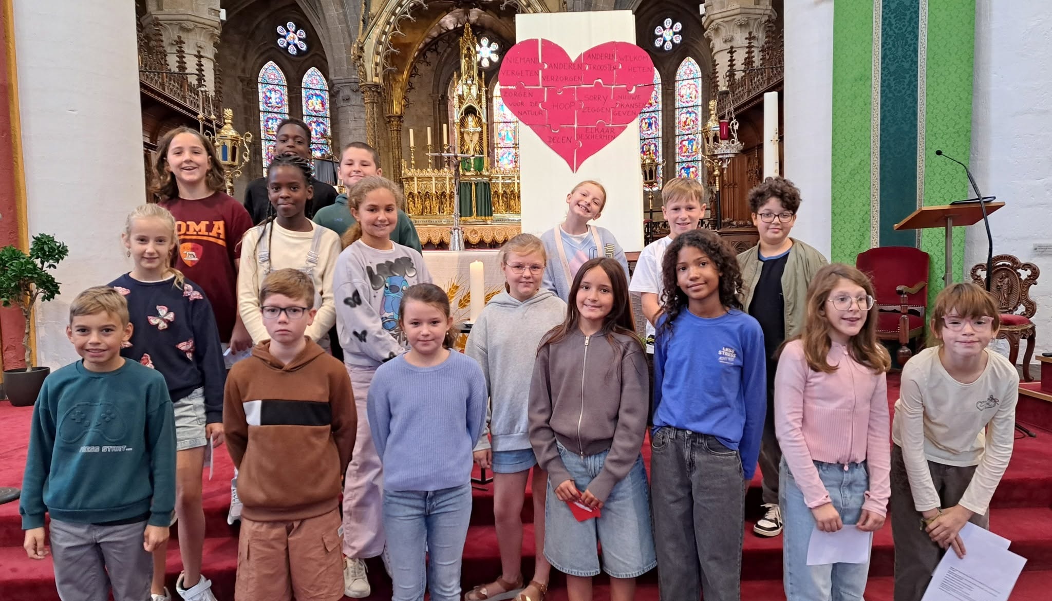 Een startviering van de basisscholen uit de regio (zoals De Bron in Budingen, Te Velde in Hogen en Hupsakee) in het teken van het jaarthema "barmhartigheid" in de kerk van Zoutleeuw.