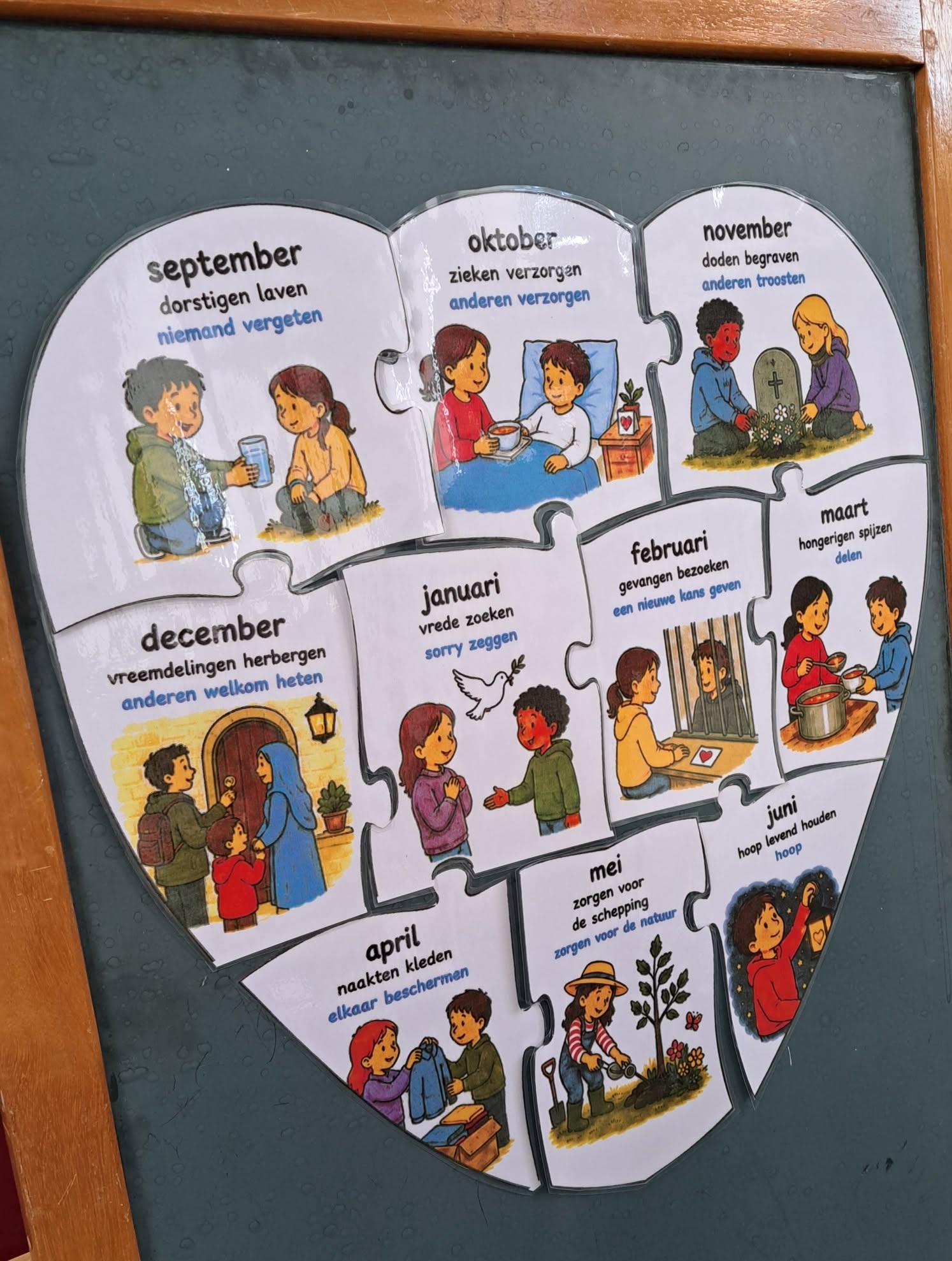 Een educatieve hartvormige puzzelkalender waarin elke maand gekoppeld is aan een traditioneel werk van barmhartigheid.