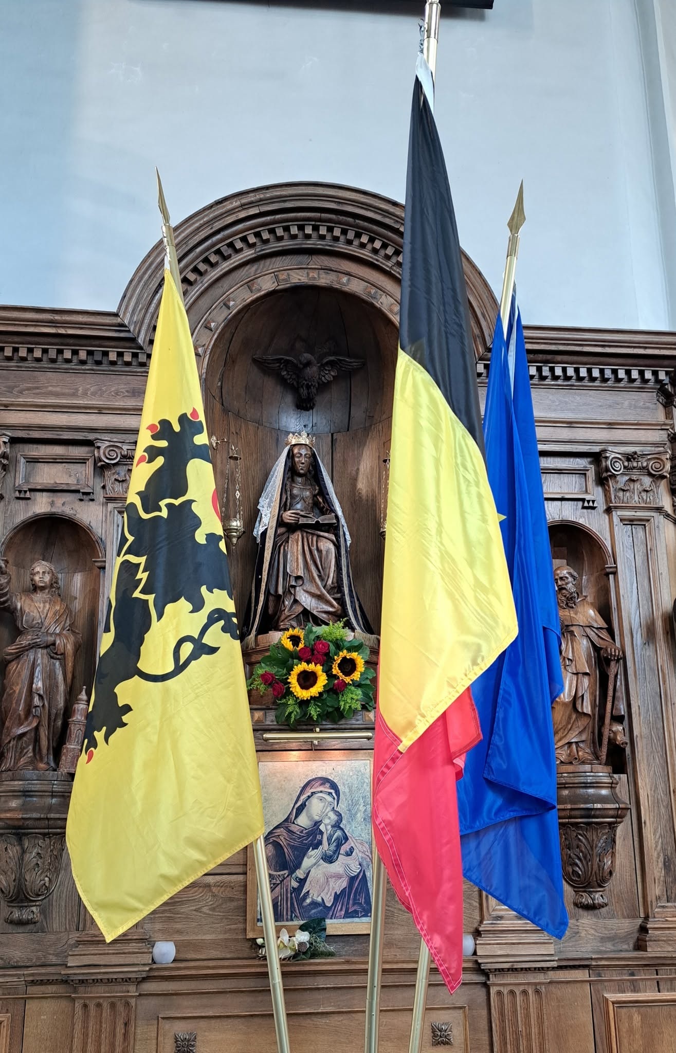Te Deum-viering op Nationale Feestdag Belgische-, Vlaamse- en Europese vlag voor Maria-altaar