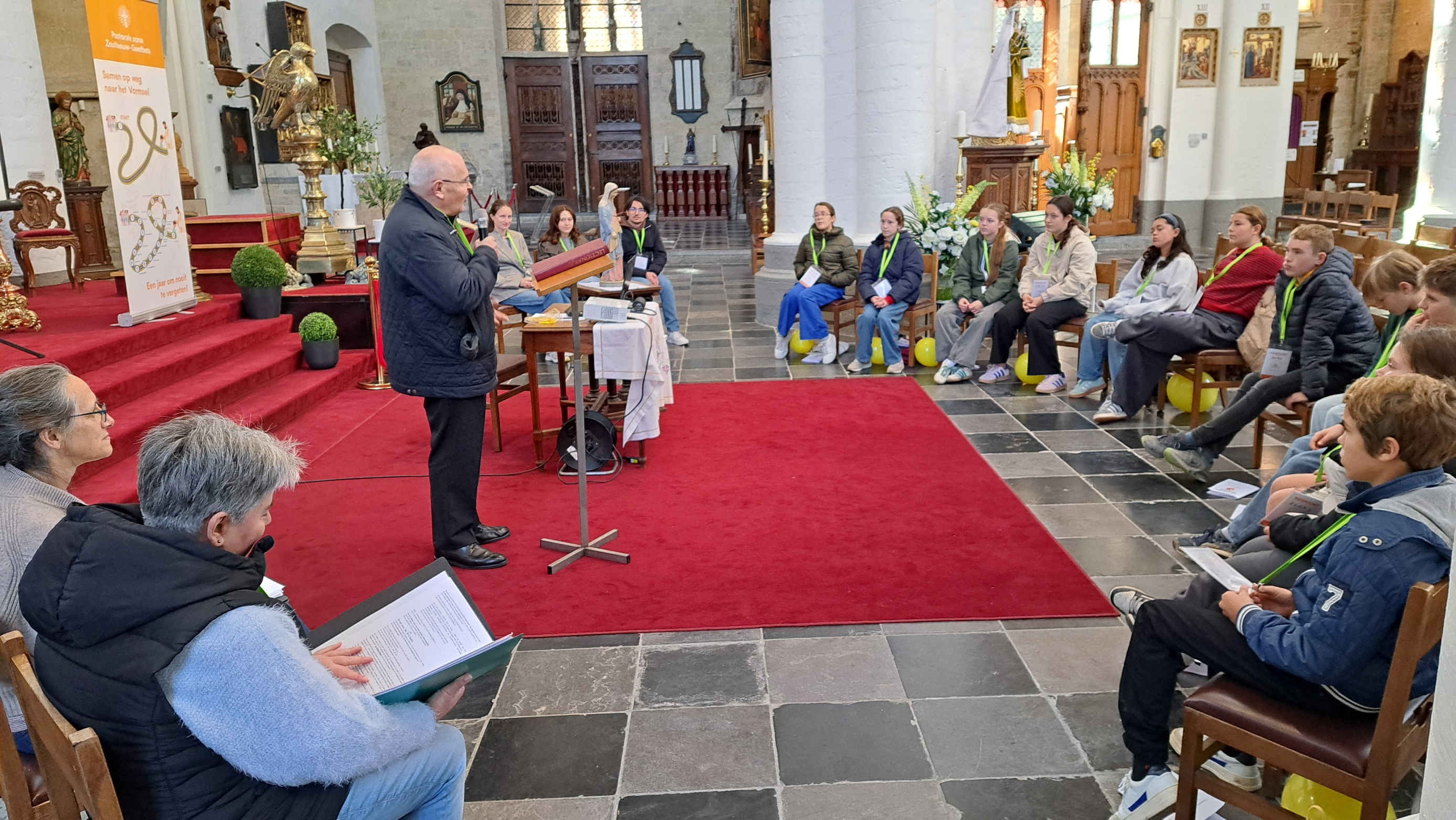 Samen op weg naar het vormsel Een pastorale bijeenkomst of catecheseviering (zoals een voorbereiding op het vormsel of een kinder- / geloofsactiviteit) in een kerk.