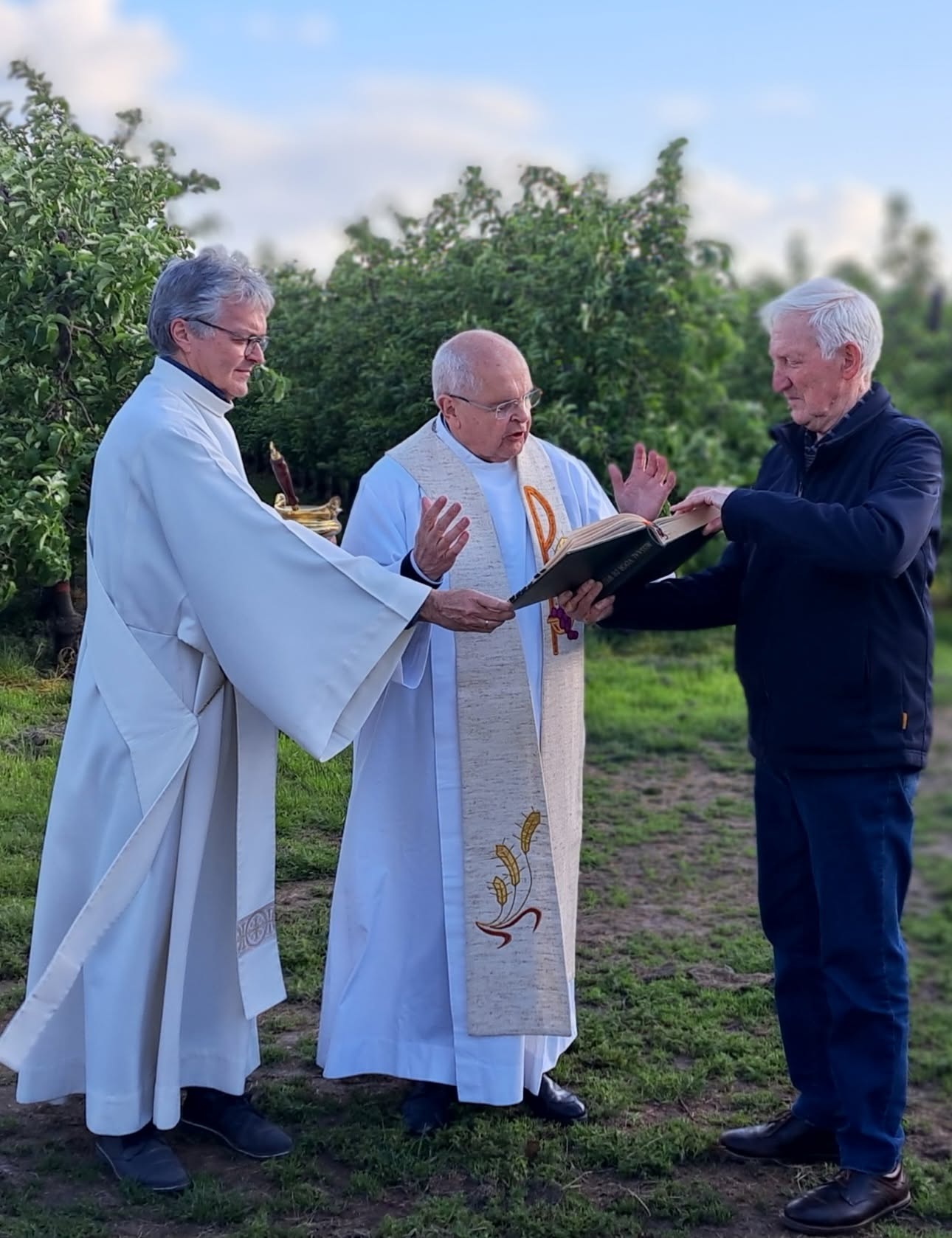 Vruchten der aarde viering Een traditiegetrouwe "vruchten der aarde"-viering (een openluchtzegening van de oogst en de landbouw) in de fruitloods van familie Lenaerts-Torsin in Halle (Zoutleeuw-Geetbets).