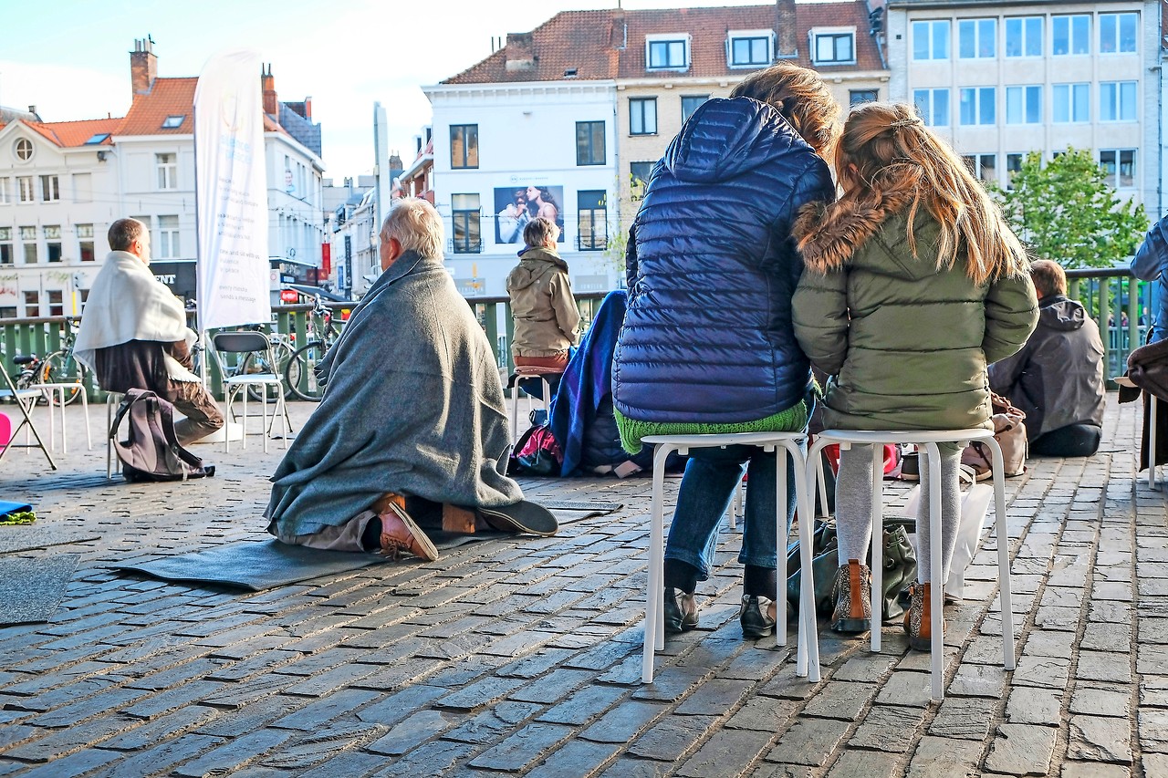 Innerlijke stilte middenin de stedelijke hectiek, met de sit-in Silence for Peace vorig jaar in Gent. © Hans Stockmans Innerlijke stilte middenin de stedelijke hectiek, met de sit-in Silence for Peace vorig jaar in Gent. © Hans Stockmans