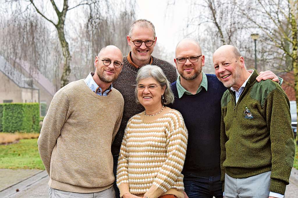 Marcel (73) en zijn drie zonen (van rechts naar links) Dries (45), Bart (47), Gert (48). Moeder Hildegonde Helsen mocht als drijvende kracht niet ontbreken op de foto. © Mia Uydens Marcel (73) en zijn drie zonen (van rechts naar links) Dries (45), Bart (47), Gert (48). Moeder Hildegonde Helsen mocht als drijvende kracht niet ontbreken op de foto. © Mia Uydens
