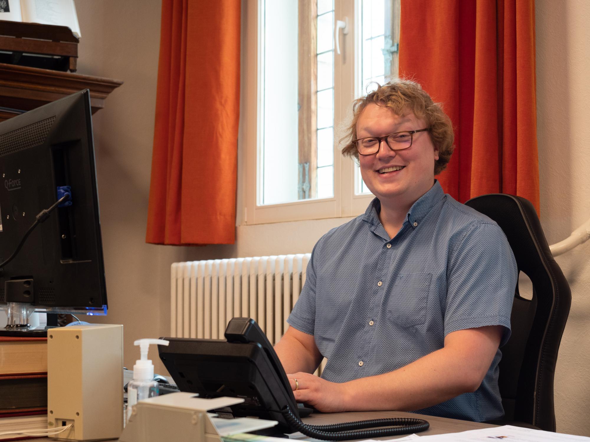 Emmanuel aan zijn bureau bij de Bijbeldienst Emmanuel aan zijn bureau bij de Bijbeldienst