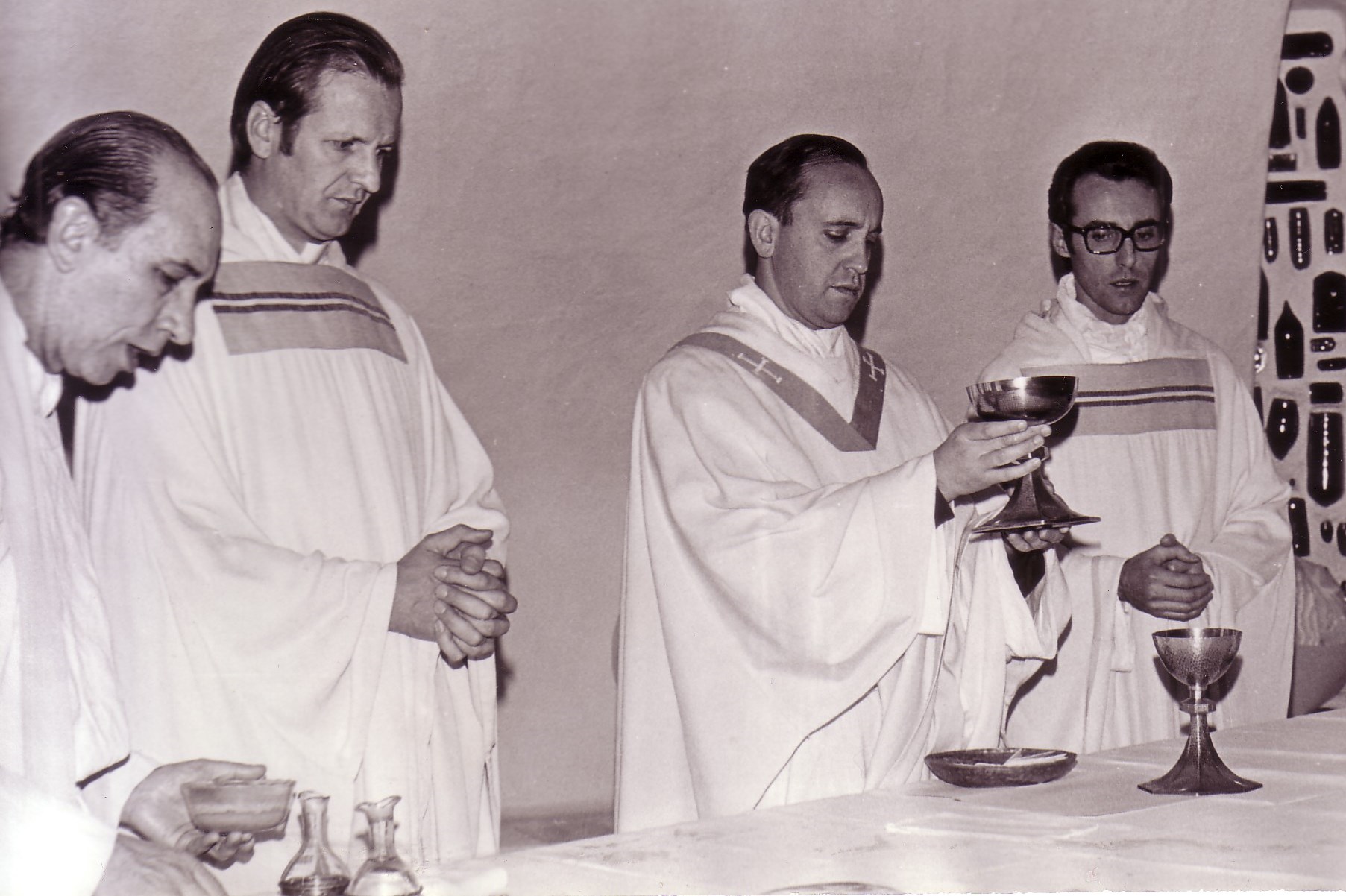 Dries Swinnen (tweede van links) naast Jorge Bergoglio, de huidige paus Franciscus, op een beeld uit 1975.