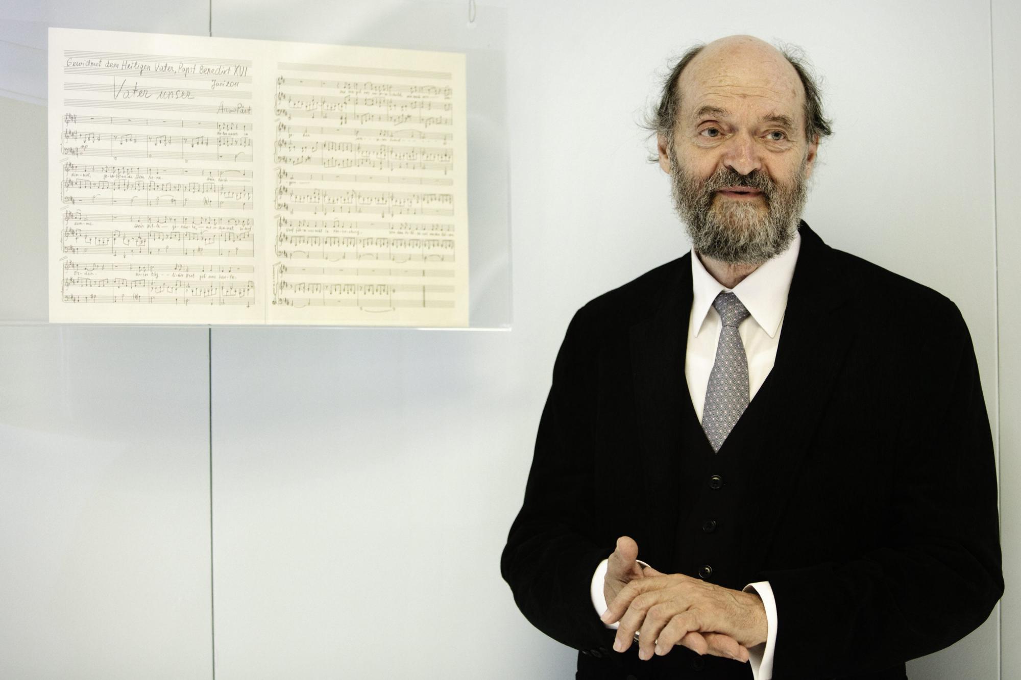 Arvo Pärt in 2011 op een tentoonstelling in Rome. Naast hem de originele partituur van 'Vater unser’. Arvo Pärt in 2011 op een tentoonstelling in Rome. Naast hem de originele partituur van 'Vater unser’.