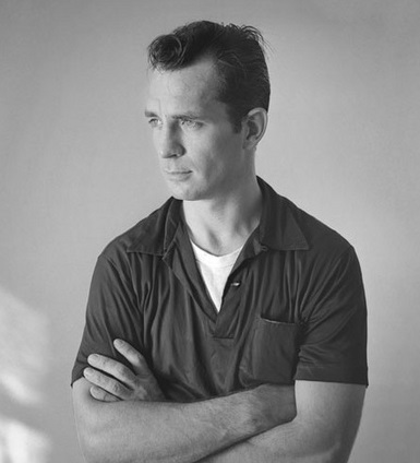 Jack Kerouac in 1956, rond het verschijnen van 'On the road'. Jack Kerouac in 1956, rond het verschijnen van 'On the road'.