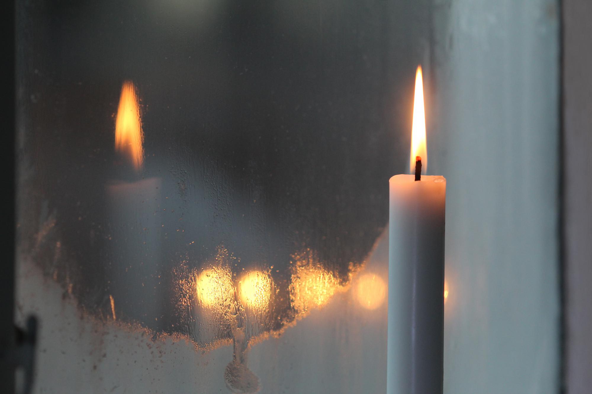 Talrijk zijn vandaag de initiatieven die vragen een lichtje voor deur of raam te zetten om mensen een hart onder de riem te steken. Talrijk zijn vandaag de initiatieven die vragen een lichtje voor deur of raam te zetten om mensen een hart onder de riem te steken.