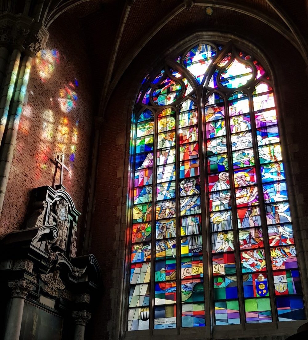 Laudato Si'-glasraam in Sint-Baafskathedraal, door Harold Van de Perre. Laudato Si'-glasraam in Sint-Baafskathedraal, door Harold Van de Perre.