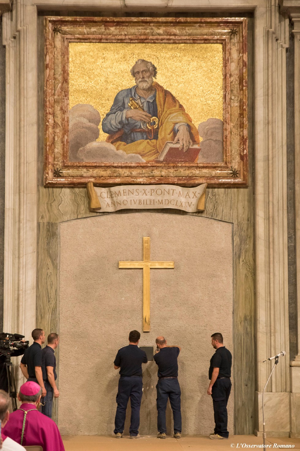 Medewerkers van de Sint-Pietersbasiliek openen de muur voor de heilige deur bij de start van het jubeljaar 2016 Medewerkers van de Sint-Pietersbasiliek openen de muur voor de heilige deur bij de start van het jubeljaar 2016