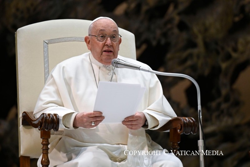Paus Franciscus tijdens een algemene audiëntie. Paus Franciscus tijdens een algemene audiëntie.