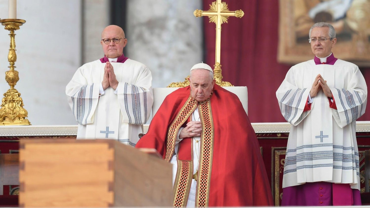 Paus neemt met duizenden gelovigen afscheid van Benedictus XVI | Otheo