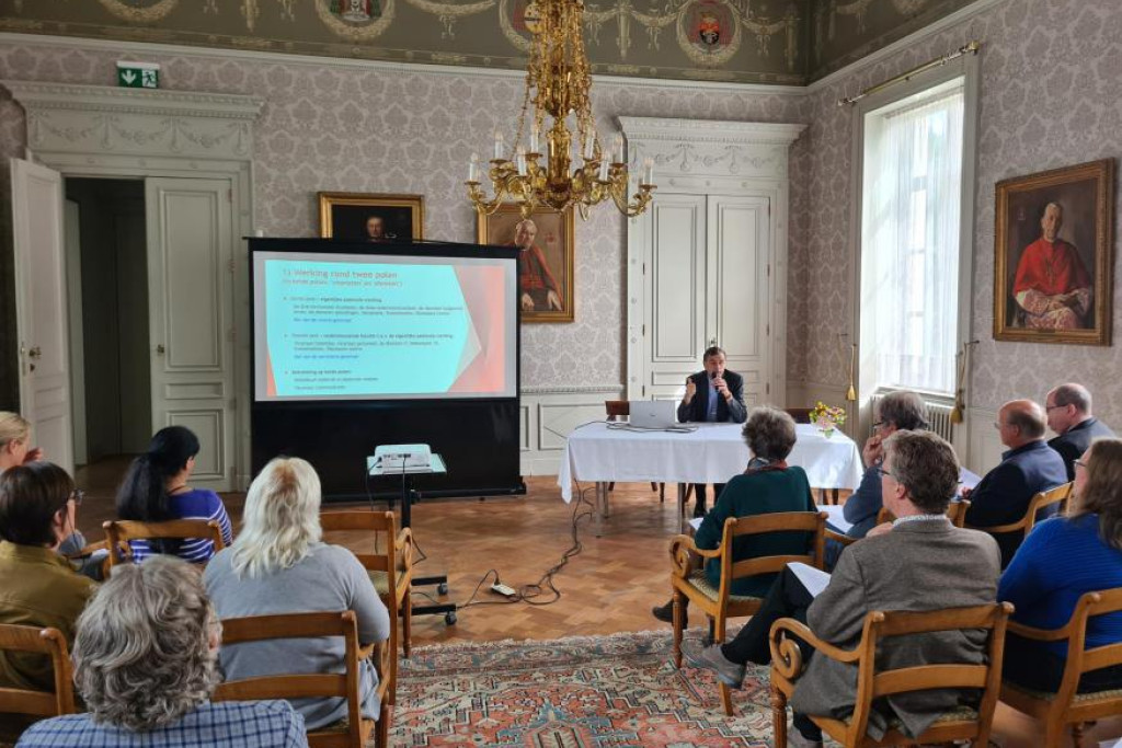 Aartsbisschop Luc Terlinden stelt de nieuwe organisatiestructuur voor aan de medewerkers 