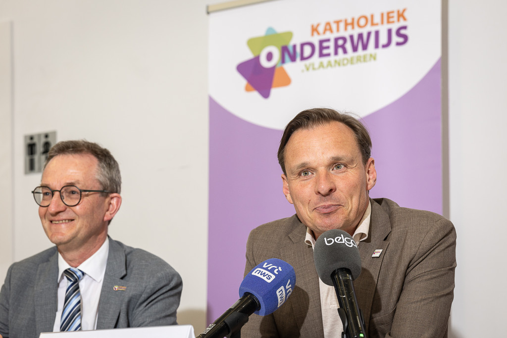 Glunderende gezichten bij Bruno Vanobbergen (rechts) en zijn voorganger Lieven Boeve.