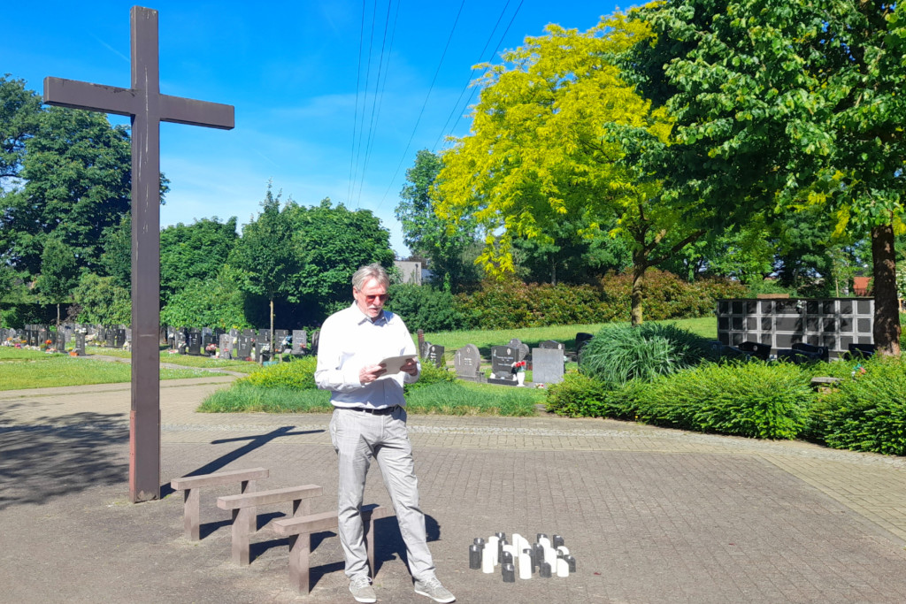 Coördinator Hans Put op de begraafplaats in Koersel.