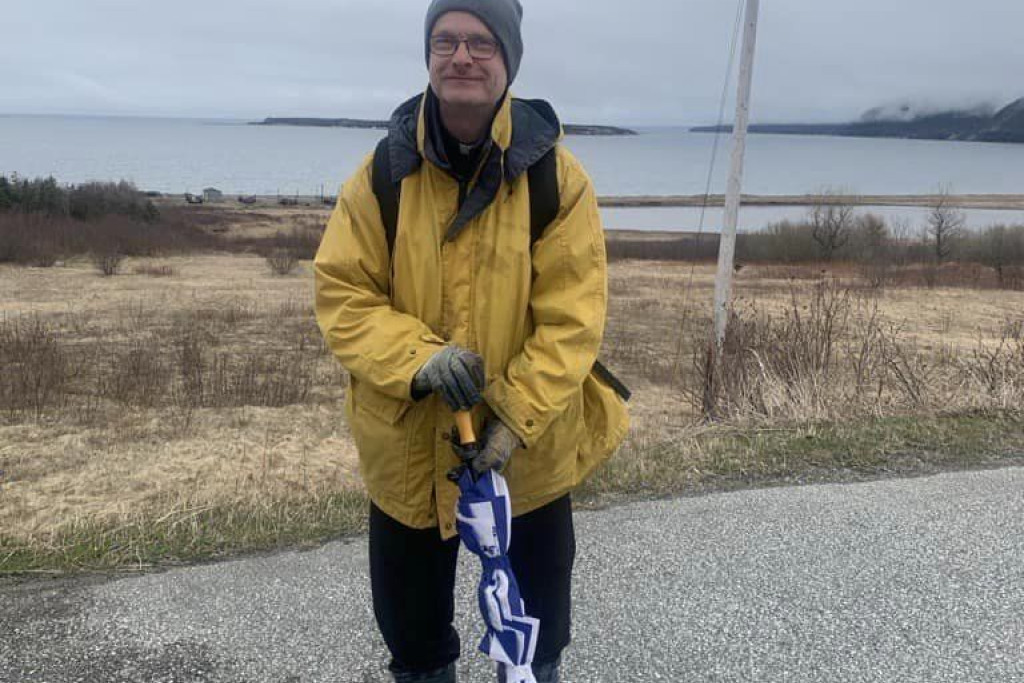 Bisschop Bart van Roijen tijdens zijn wandeling van York Harbor naar Corner Brook in Newfoundland, Canada