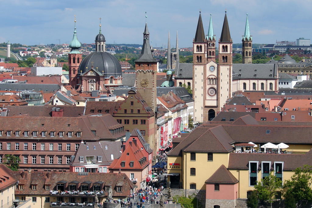 De Neumünster, het stadhuis en de Sint-Kilianusdom in Würzburg.