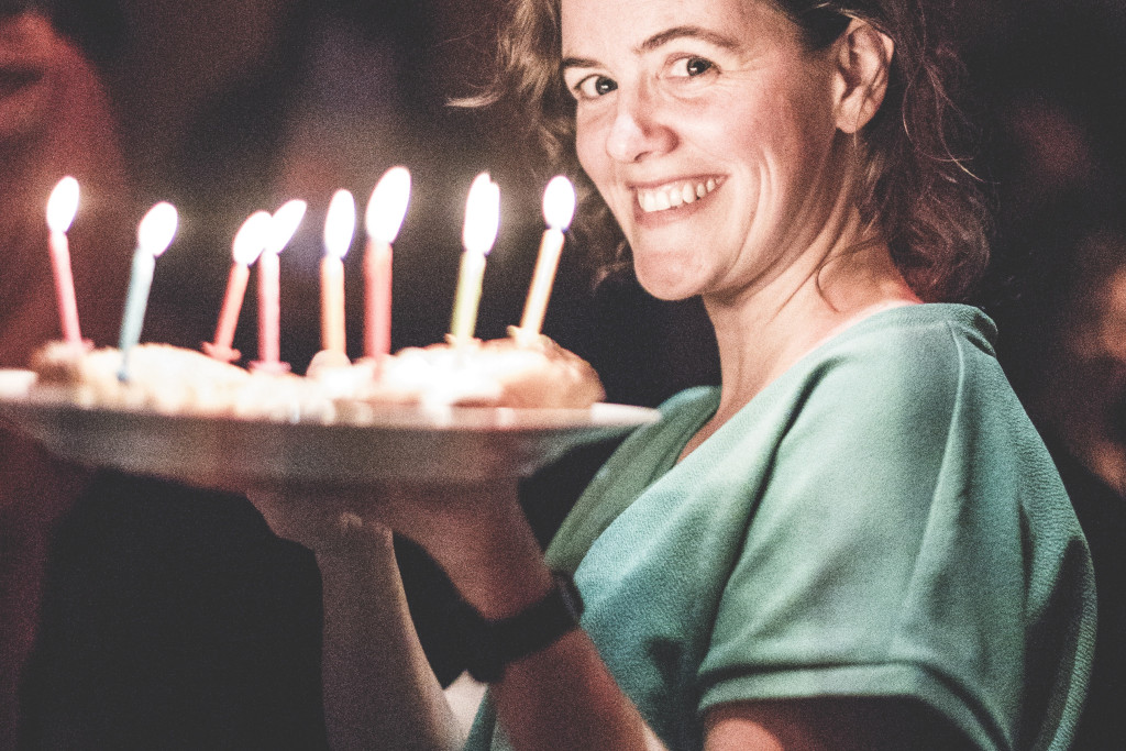 Annelore Camps (40) viert het leven, ook al doorstond ze al heel wat pijn en verlies. Annelore Camps met een taart vol kaarsjes in de handen en brede glimlach