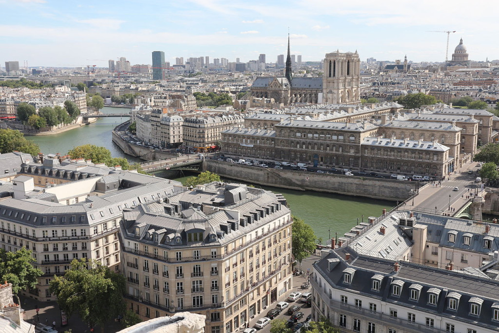 Zicht op het Hôpital Hôtel-Dieu in 2013, rechtsboven op de foto onder de toren van de Notre-Dame
