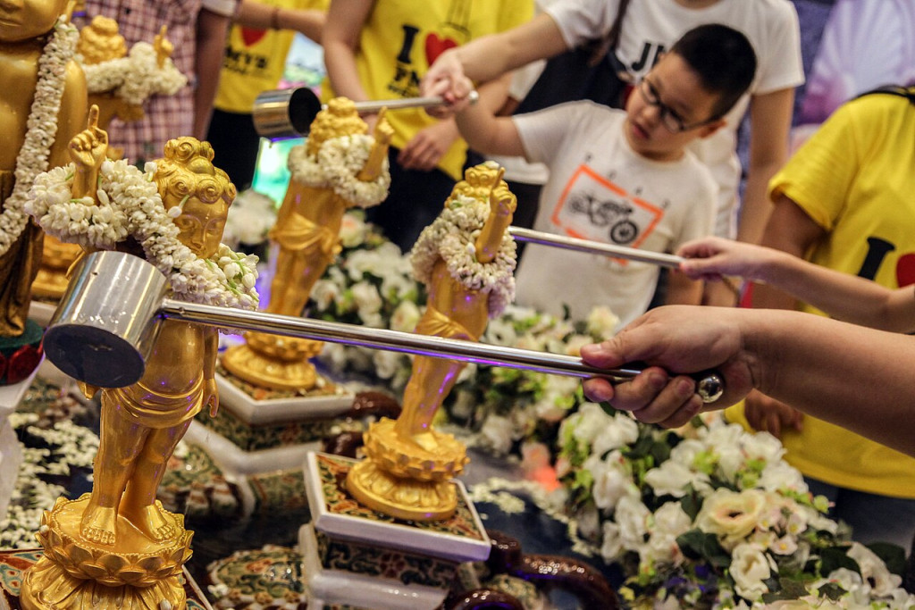 Indonesische boeddhisten gieten geurend water over boeddhabeeldjes tijdens het Vesak-feest. Ze doen dit om de Boeddha te eren en om een nieuw begin te vieren.